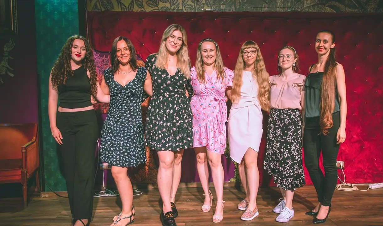 Uczniowie Vocalverse Studio śpiewający na scenie