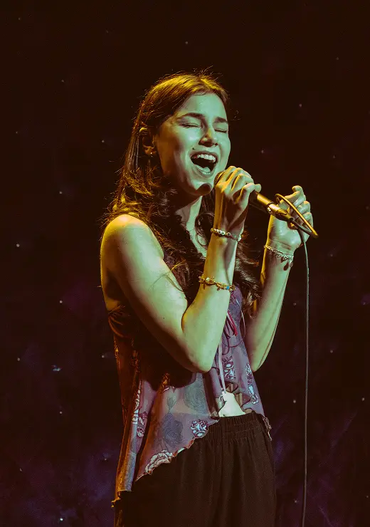 Wokalistka podczas koncertu w klubie Nietota