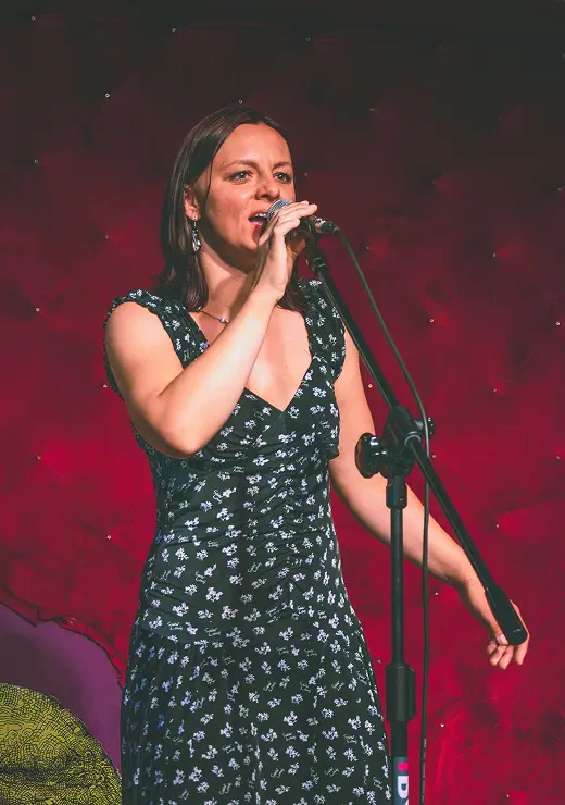 Uczniowie Vocalverse Studio śpiewający na scenie