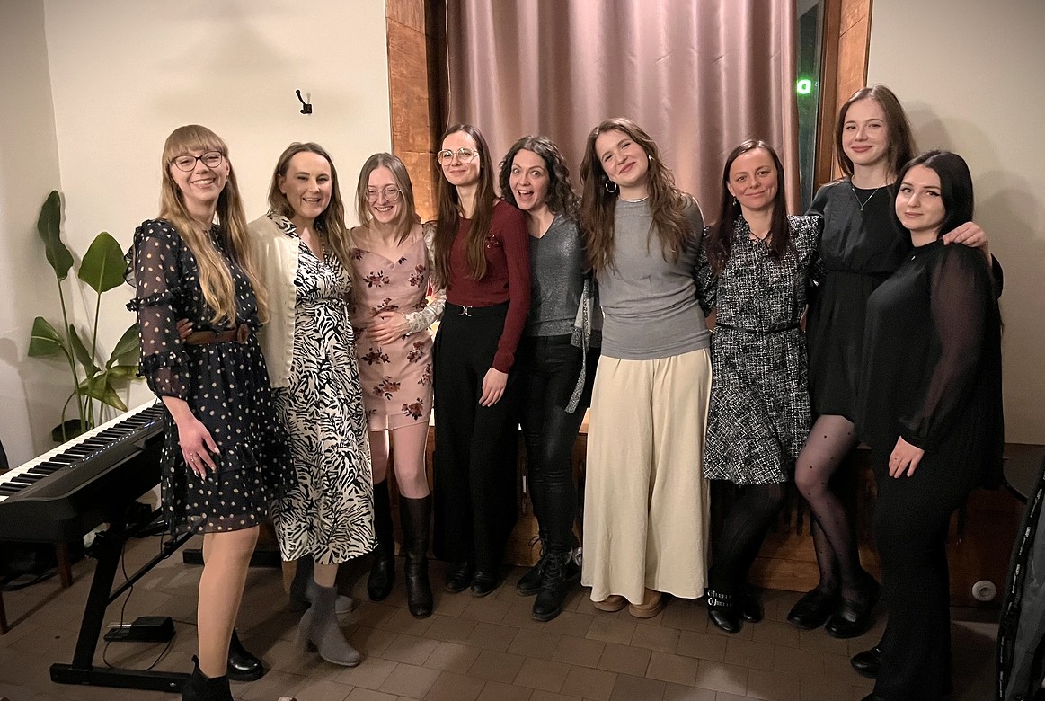 Uczniowie Vocalverse Studio śpiewający podczas konceru w Mili Cafe we Wrocławiu