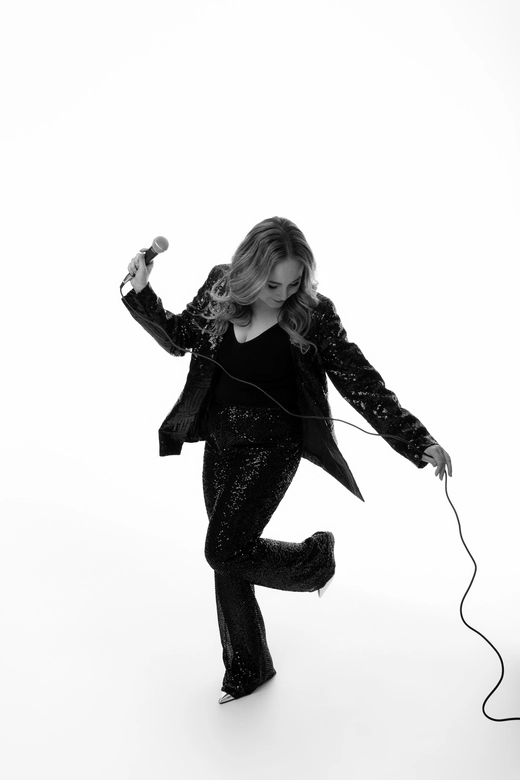 Weronika Ogonowska z mikrofonem bawiąca się jego kablem