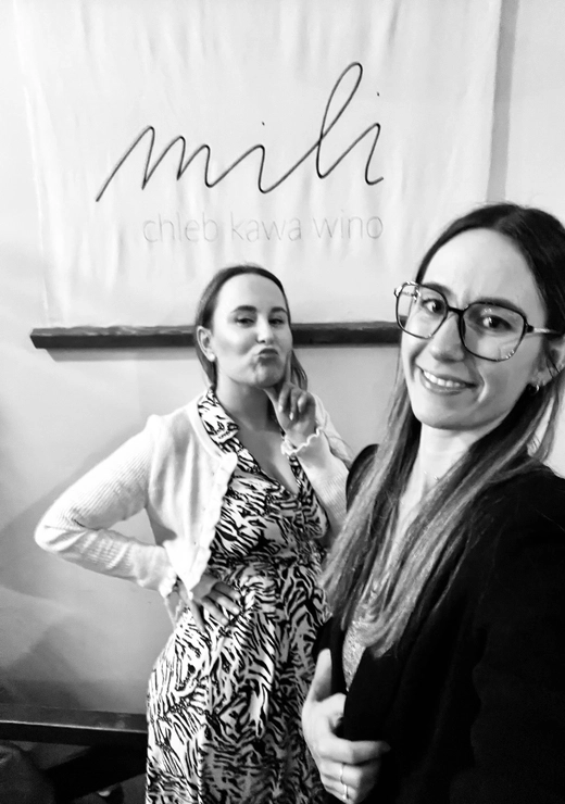 Weronika Ogonowska oraz pianistka Paulina Kukuczka po koncercie w Mili Cafe